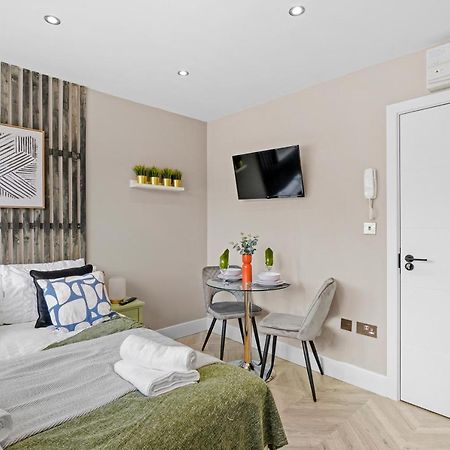 Cosy Heathrow Studios - Parking - Garden London Eksteriør bilde