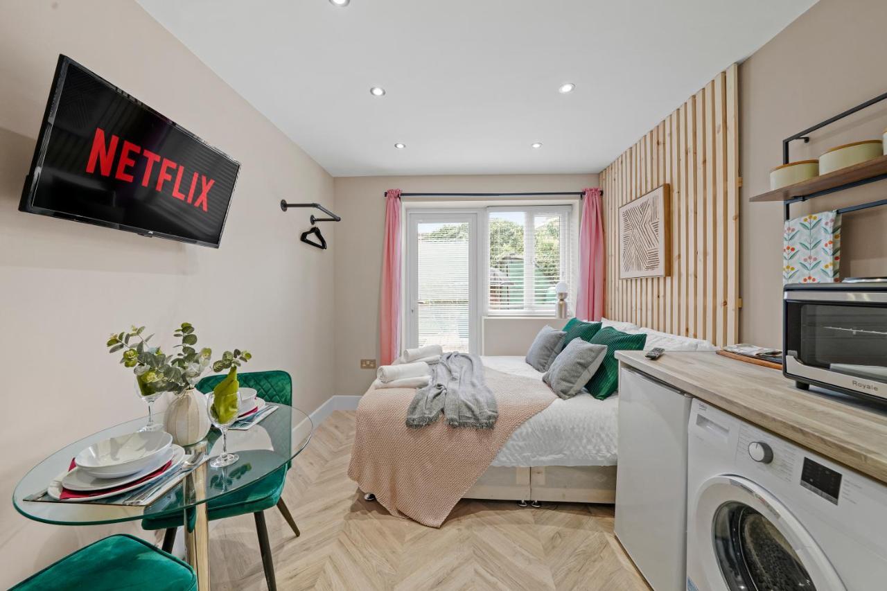 Cosy Heathrow Studios - Parking - Garden London Eksteriør bilde