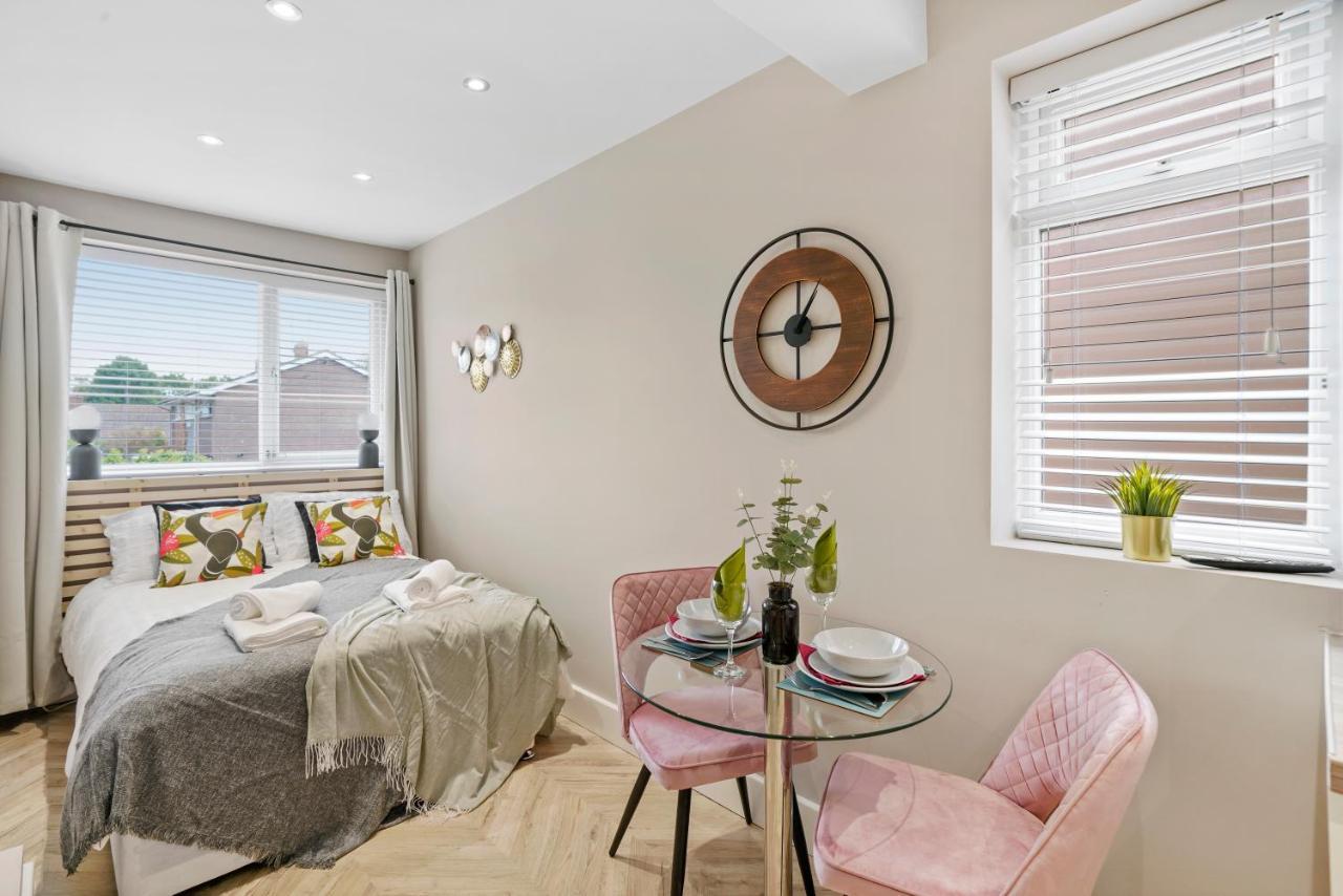 Cosy Heathrow Studios - Parking - Garden London Eksteriør bilde