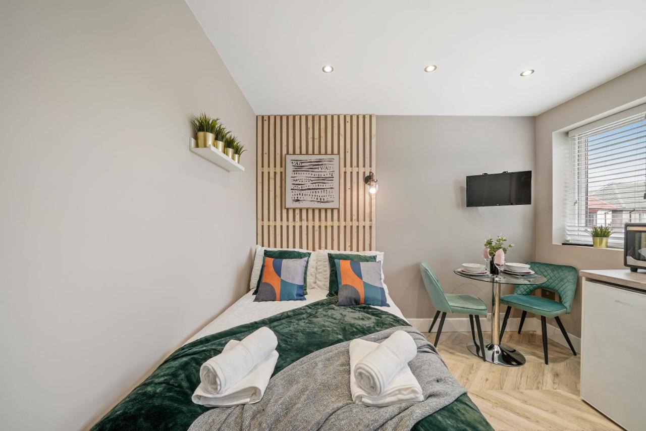 Cosy Heathrow Studios - Parking - Garden London Eksteriør bilde