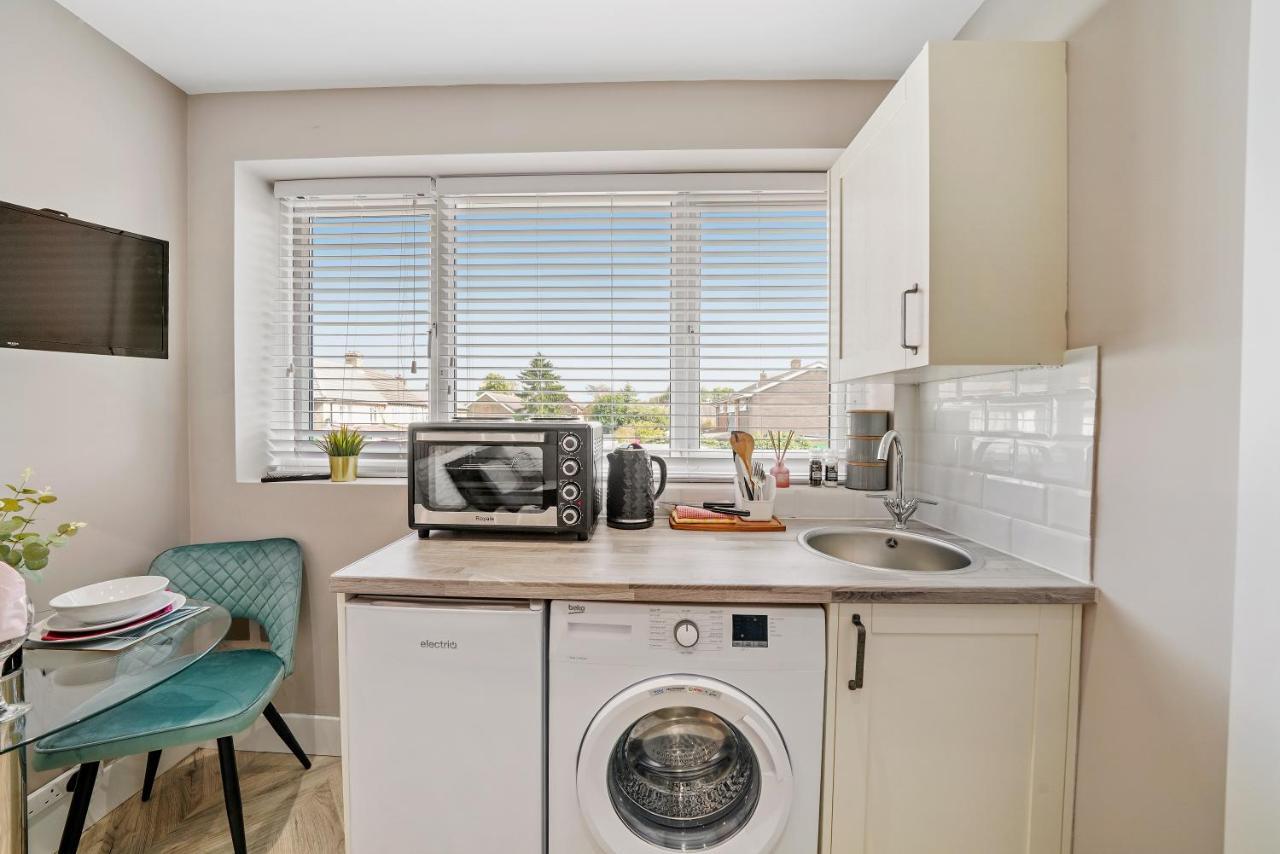 Cosy Heathrow Studios - Parking - Garden London Eksteriør bilde