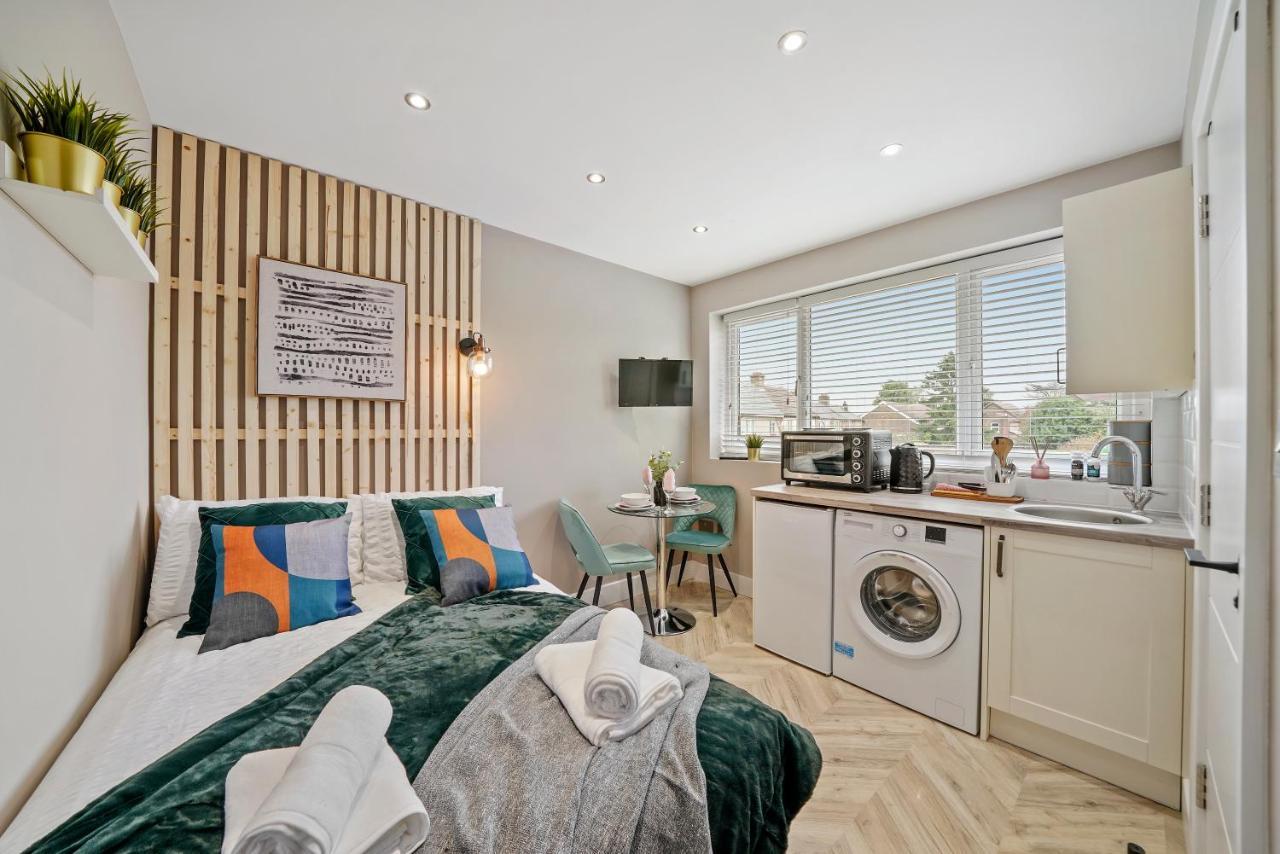 Cosy Heathrow Studios - Parking - Garden London Eksteriør bilde