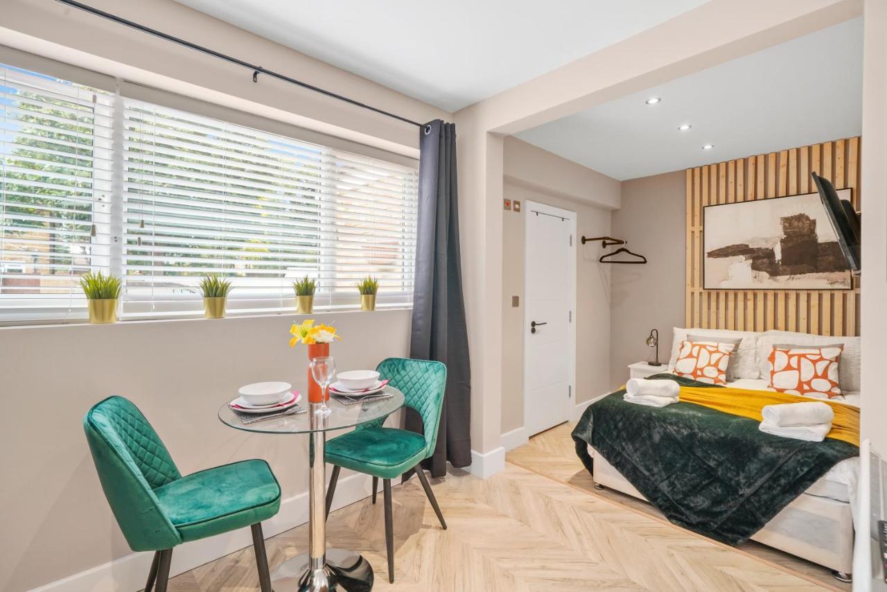 Cosy Heathrow Studios - Parking - Garden London Eksteriør bilde