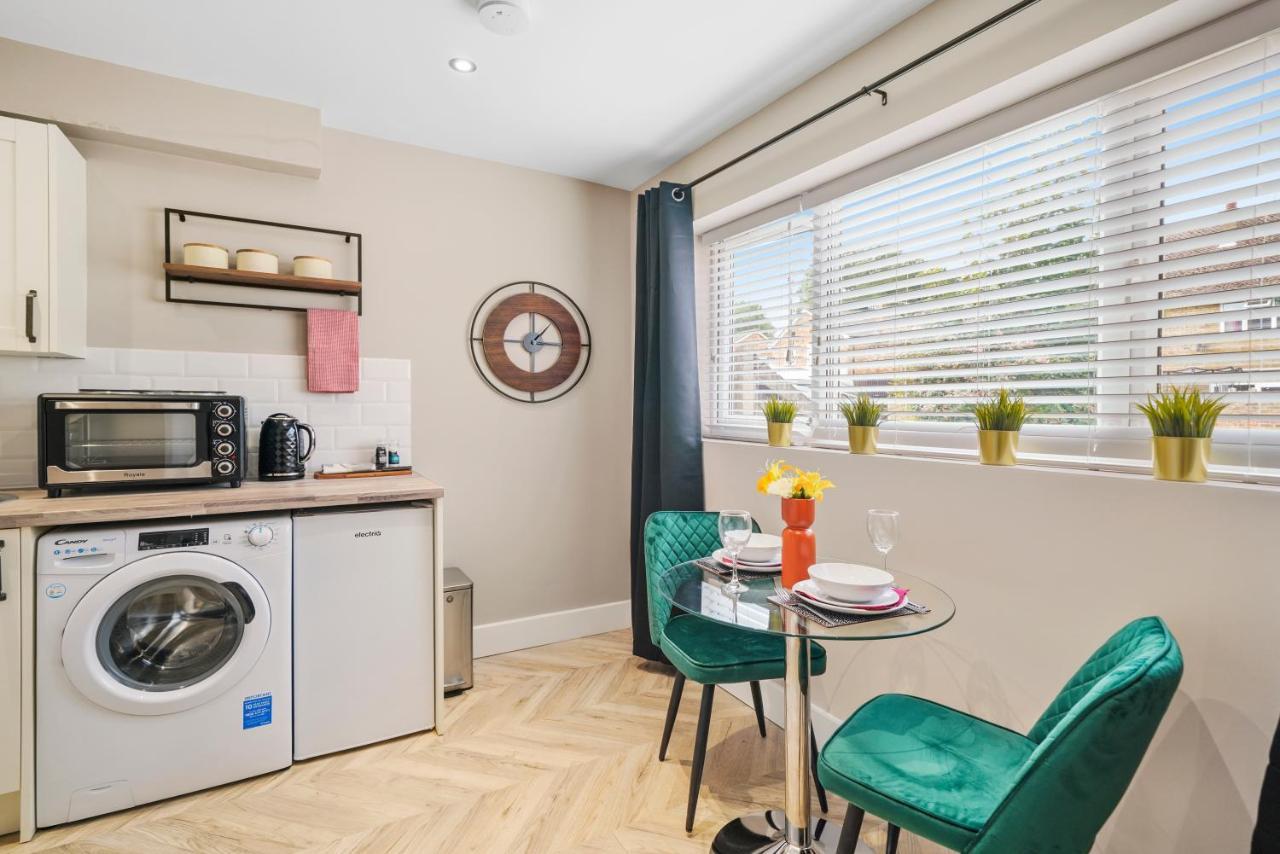 Cosy Heathrow Studios - Parking - Garden London Eksteriør bilde