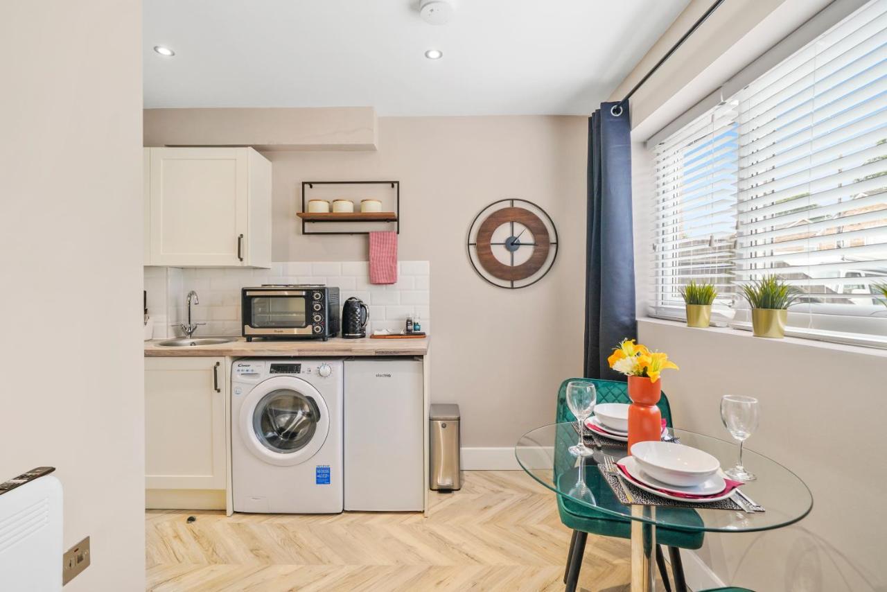 Cosy Heathrow Studios - Parking - Garden London Eksteriør bilde