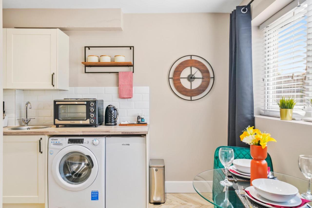 Cosy Heathrow Studios - Parking - Garden London Eksteriør bilde