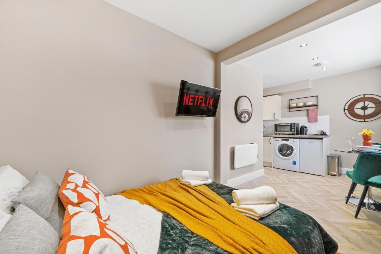 Cosy Heathrow Studios - Parking - Garden London Eksteriør bilde