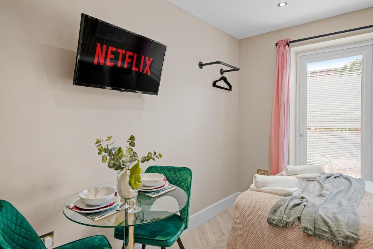 Cosy Heathrow Studios - Parking - Garden London Eksteriør bilde