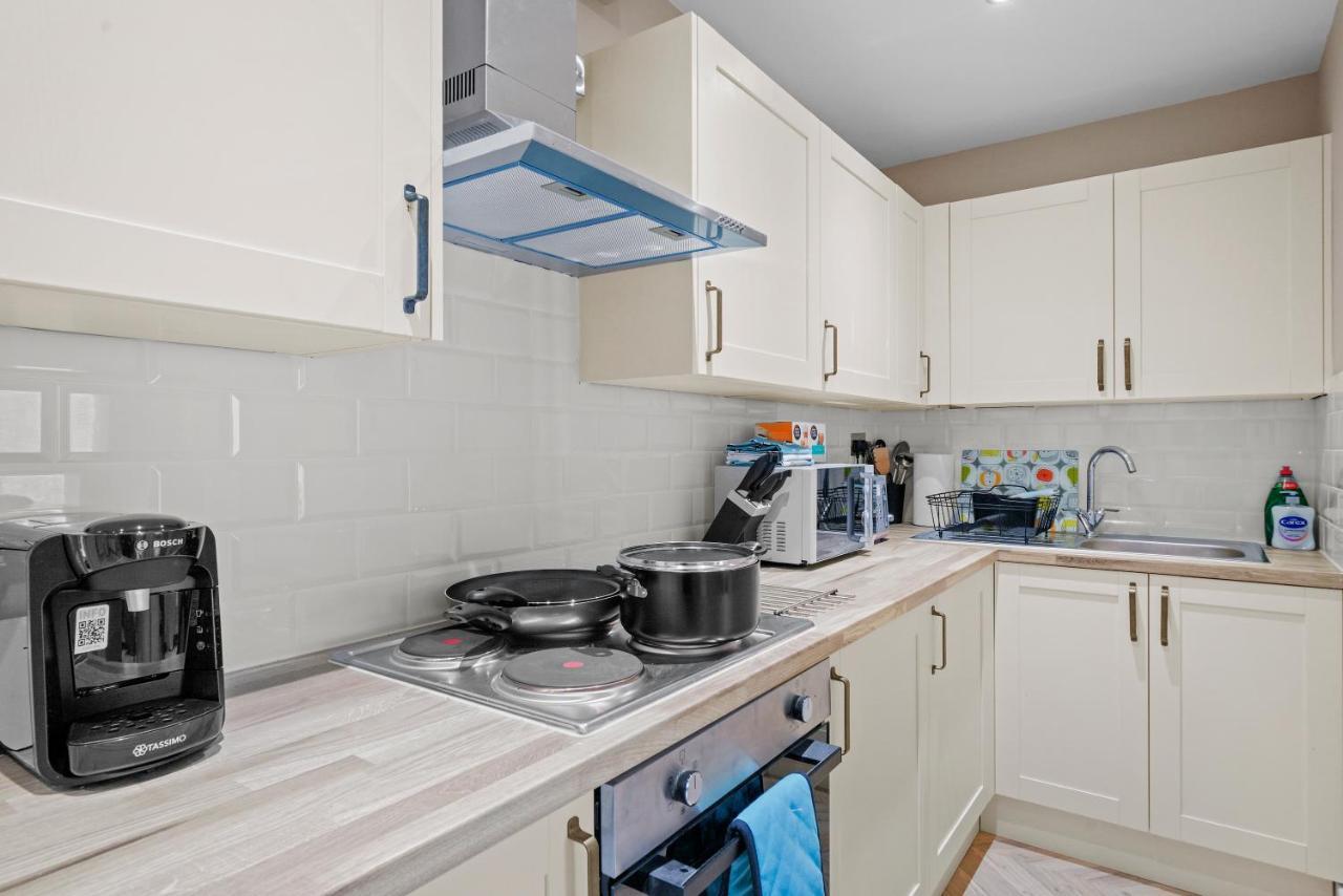 Cosy Heathrow Studios - Parking - Garden London Eksteriør bilde