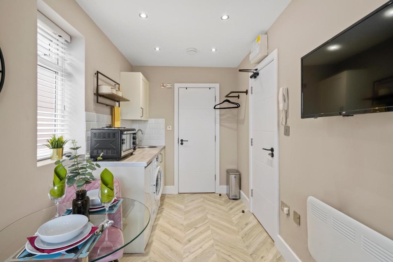Cosy Heathrow Studios - Parking - Garden London Eksteriør bilde