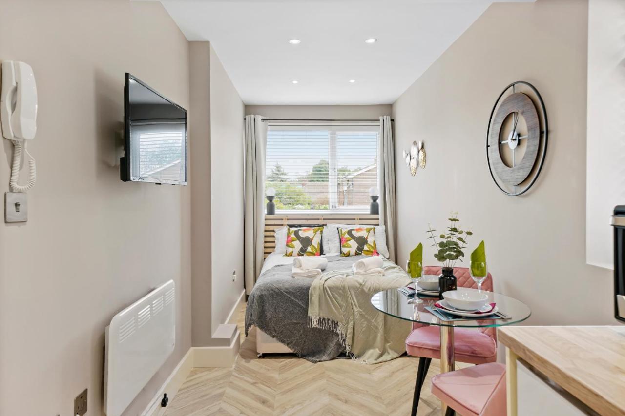 Cosy Heathrow Studios - Parking - Garden London Eksteriør bilde