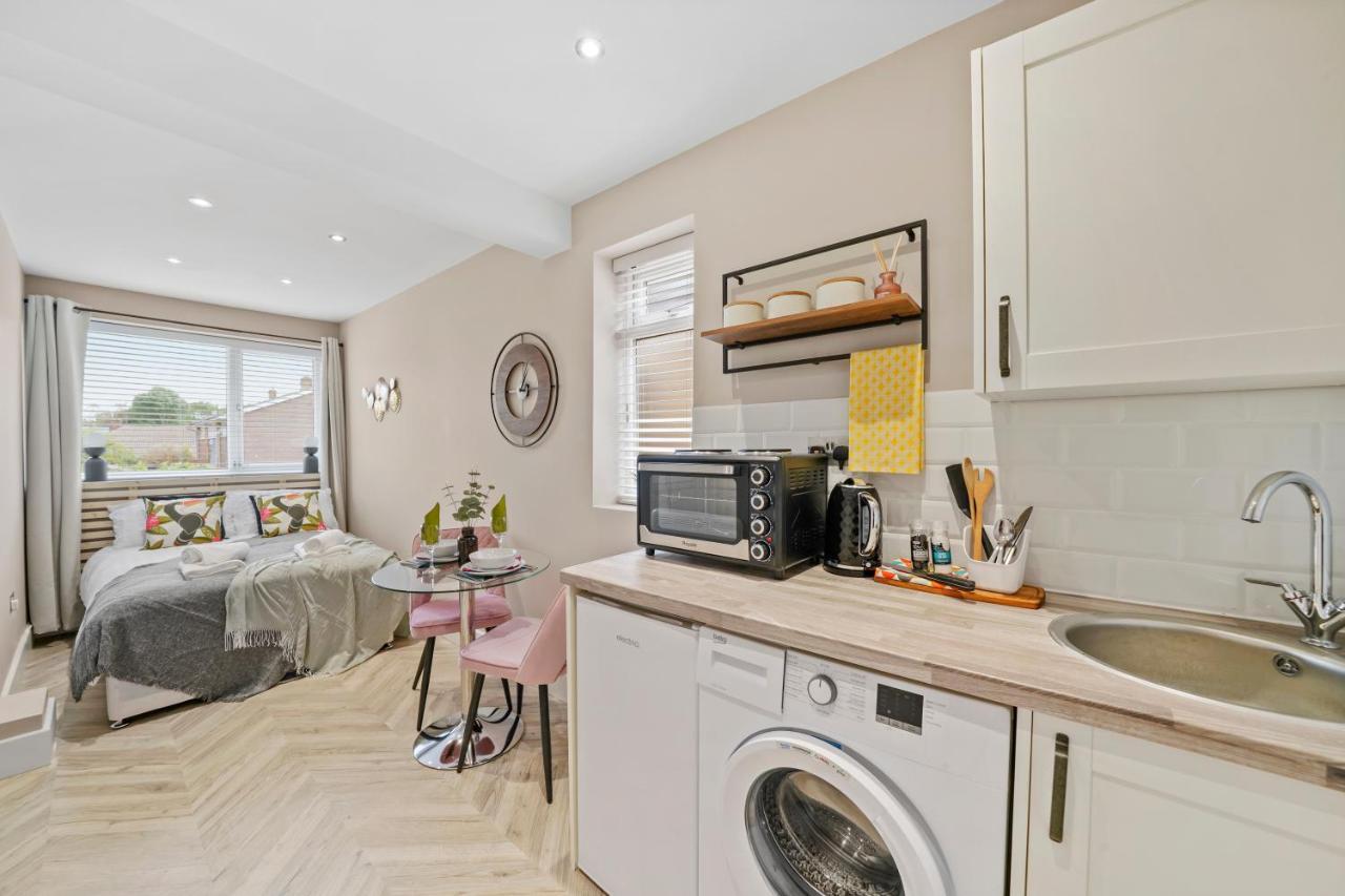 Cosy Heathrow Studios - Parking - Garden London Eksteriør bilde