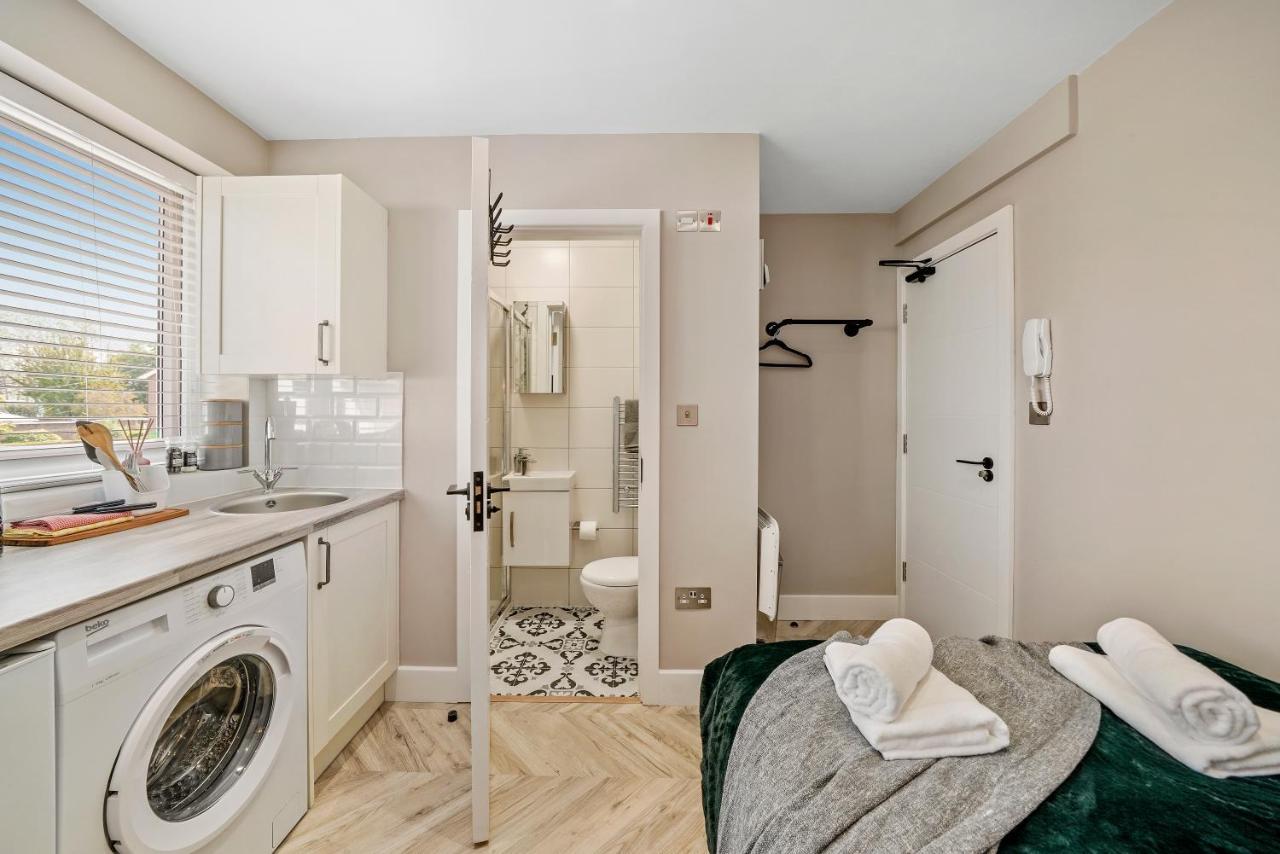 Cosy Heathrow Studios - Parking - Garden London Eksteriør bilde