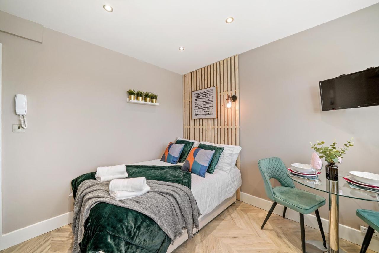 Cosy Heathrow Studios - Parking - Garden London Eksteriør bilde