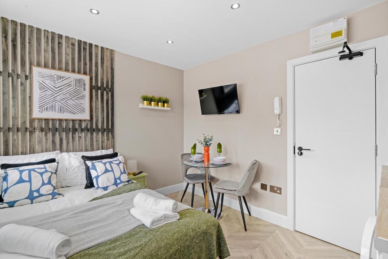 Cosy Heathrow Studios - Parking - Garden London Eksteriør bilde