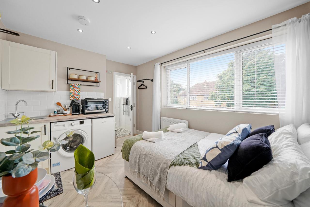 Cosy Heathrow Studios - Parking - Garden London Eksteriør bilde