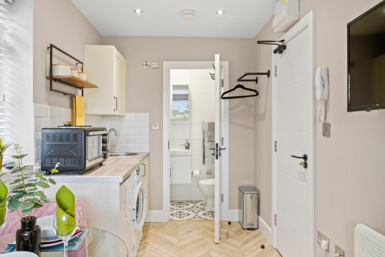 Cosy Heathrow Studios - Parking - Garden London Eksteriør bilde