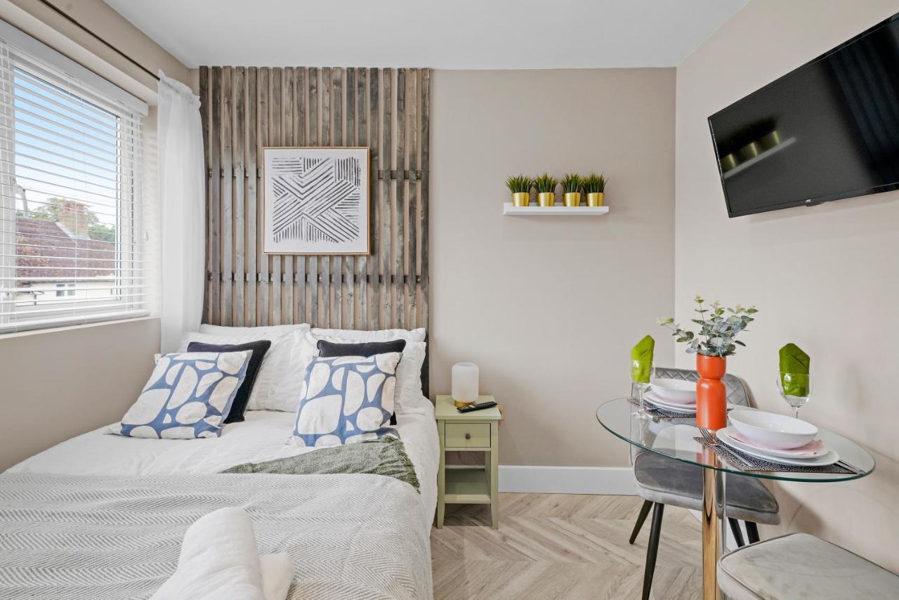 Cosy Heathrow Studios - Parking - Garden London Eksteriør bilde
