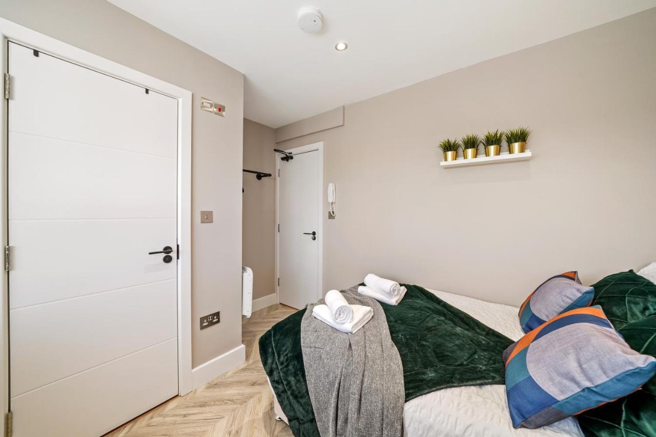 Cosy Heathrow Studios - Parking - Garden London Eksteriør bilde