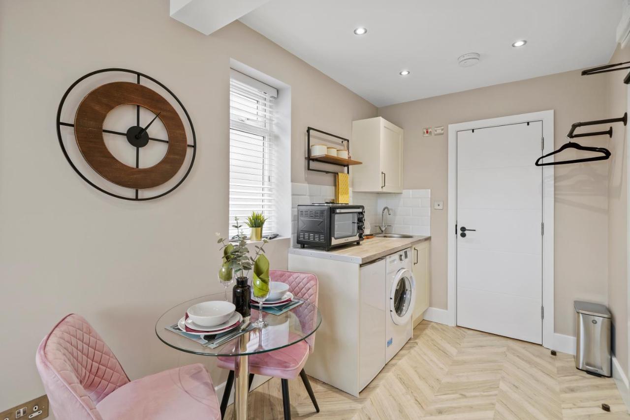 Cosy Heathrow Studios - Parking - Garden London Eksteriør bilde