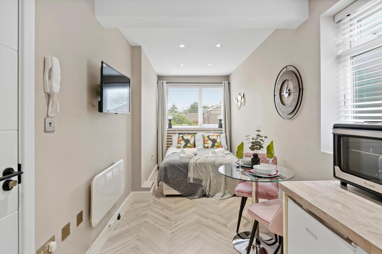 Cosy Heathrow Studios - Parking - Garden London Eksteriør bilde